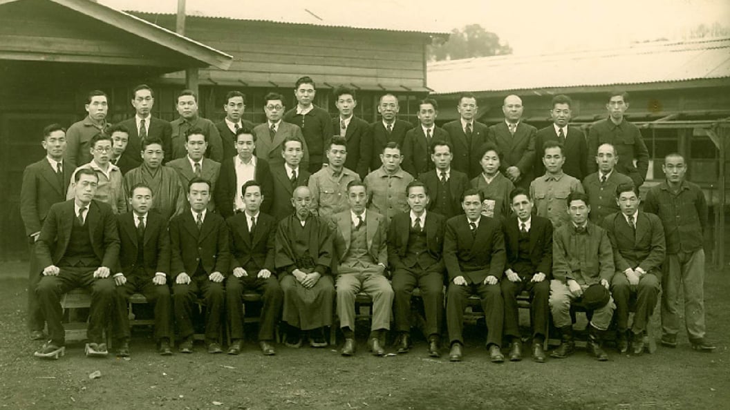 Group picture of all employees in 1950