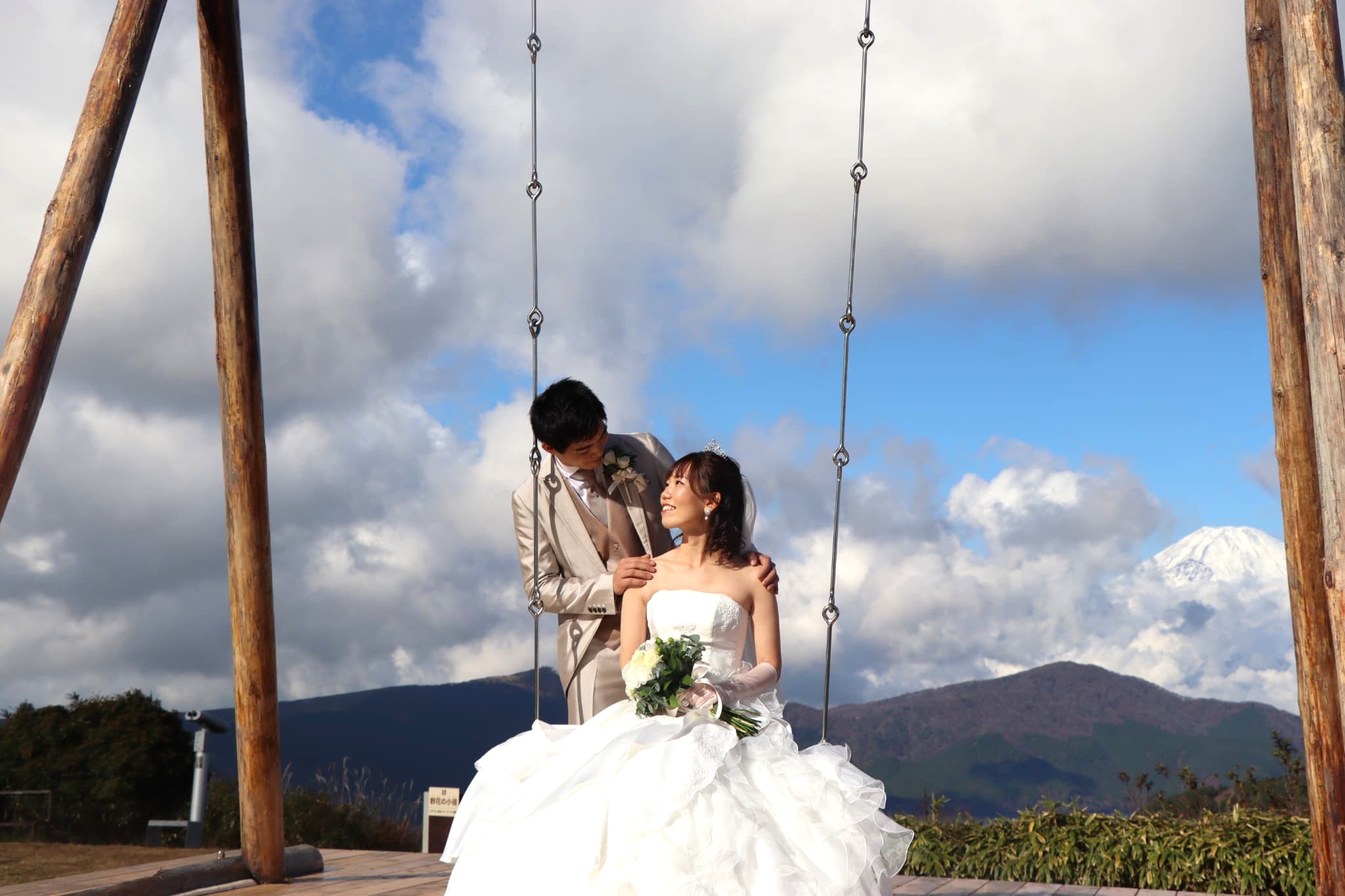 会場で写真撮影をする新郎新婦