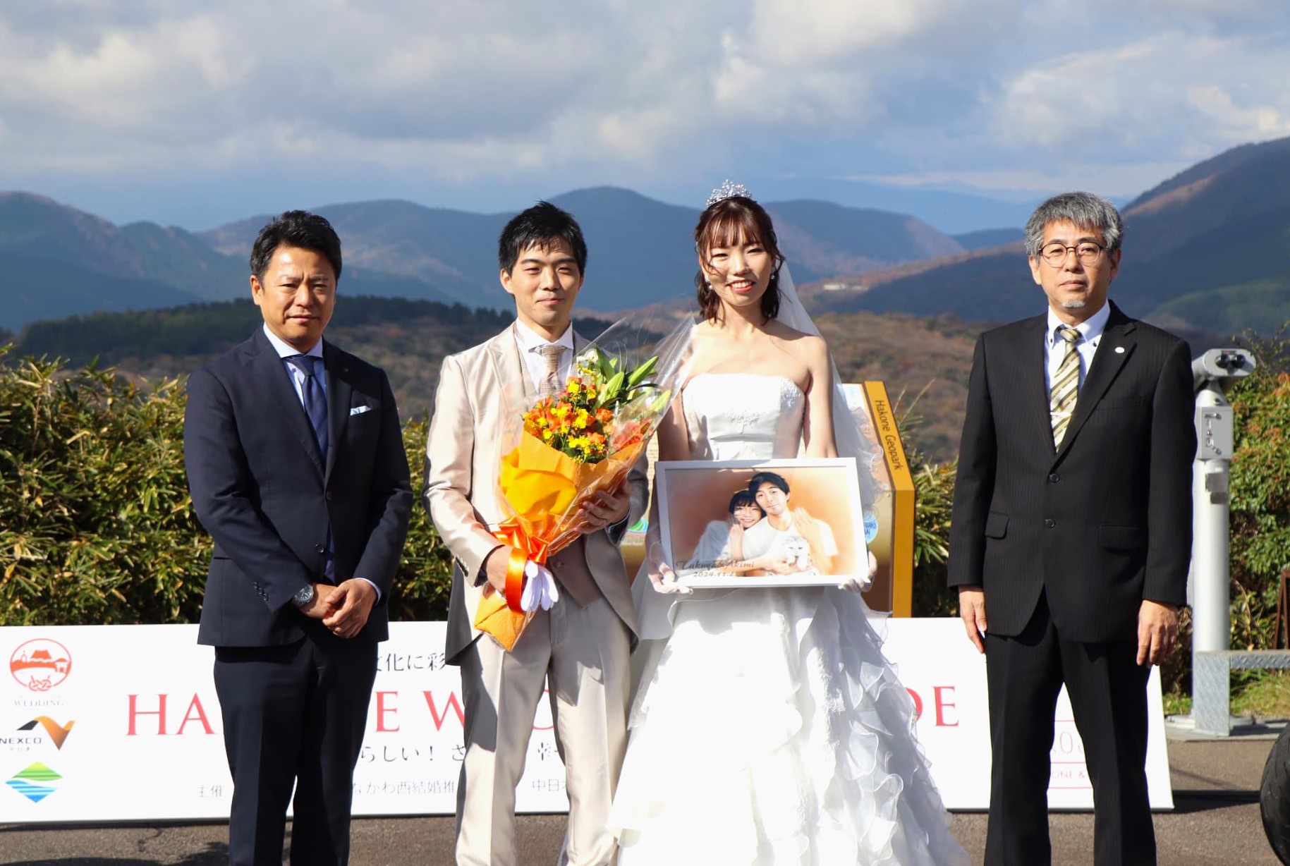 富士屋ホテル株式会社 取締役 飯田 慶（左）、新郎新婦（中央）、箱根ターンパイク株式会社 代表取締役社長 中島 裕寿（右）