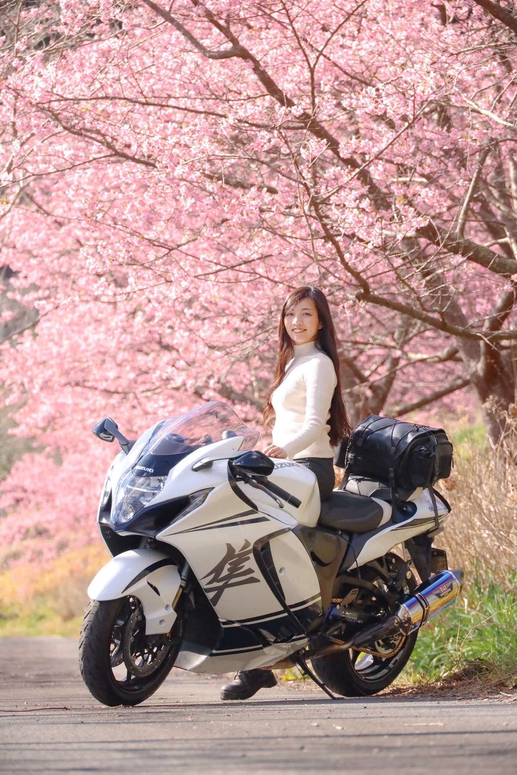 アネスト岩田株式会社 | 平嶋夏海がバイクの聖地にやってくる アネスト