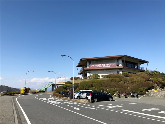アネスト岩田株式会社 | 平嶋夏海がバイクの聖地にやってくる アネスト
