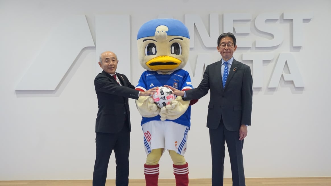 Left: Mr. Ryoji Kurosawa, President of Yokohama Marinos Ltd.